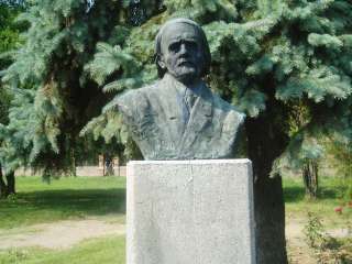 Mohács, Hősök parkja. Kodály Zoltán szobra.jpg Mohács, Hősök parkja. Kodály Zoltán szobra.jpg